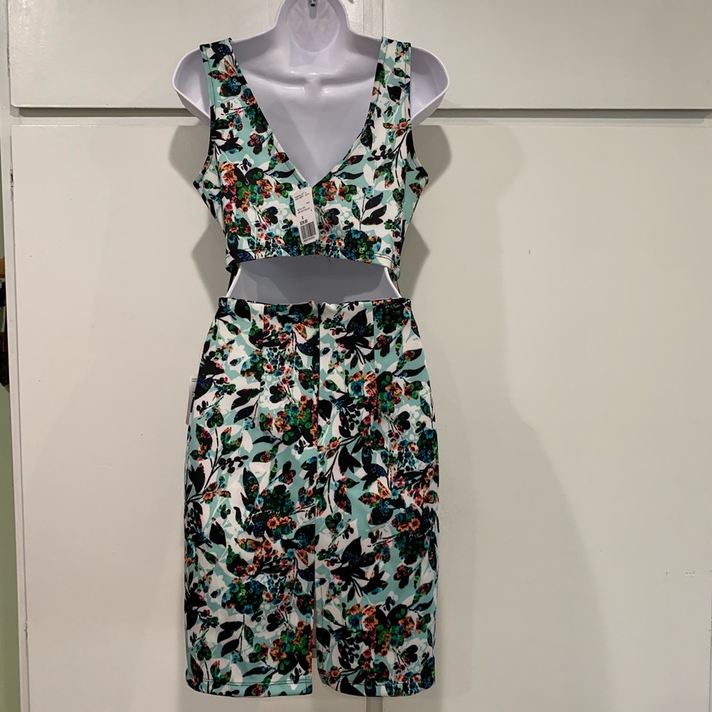 ❌SOLD❌ Forever 21 Floral Crop Top & Pencil Skirt - Picture 4 of 9